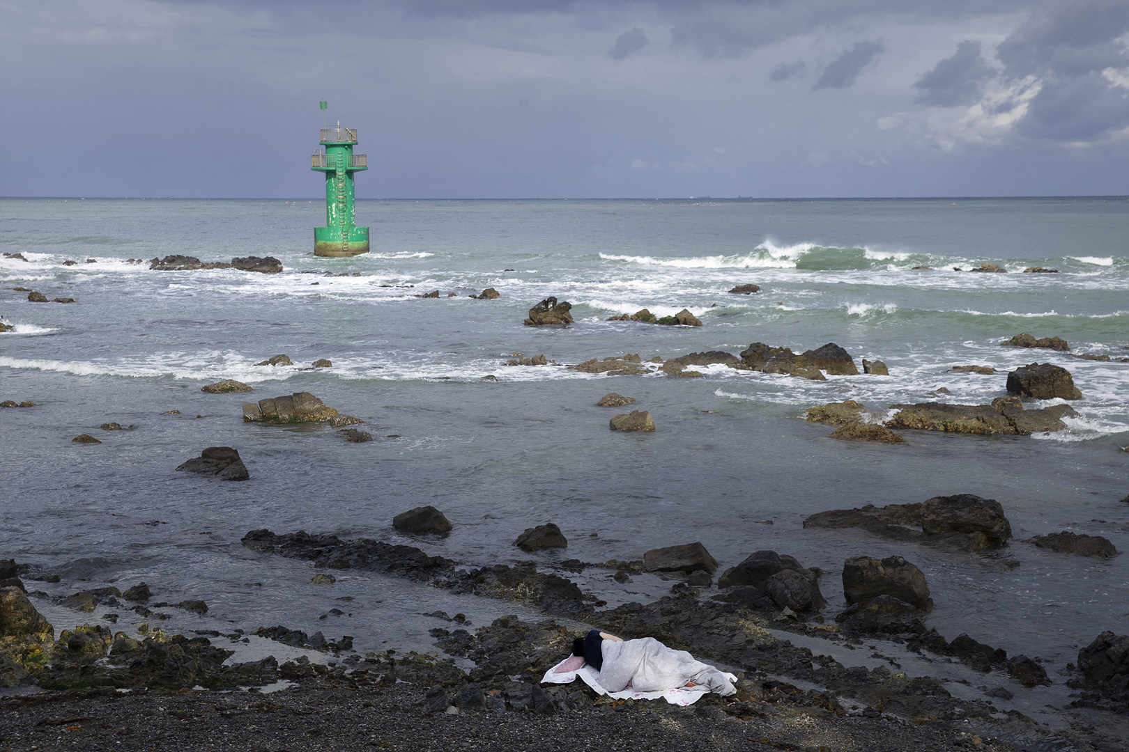 파도가-치는-바닷가에서-잠듦